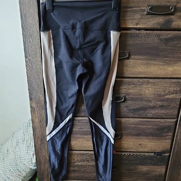 ALO Elevate Yoga Black and White Leggings - Picture 3 of 5